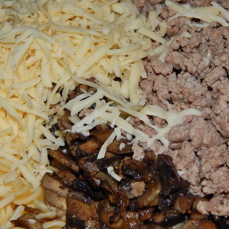 Krok 4 - Zapiekanka makaronowa z mięsem mielonym i pieczarkami foto