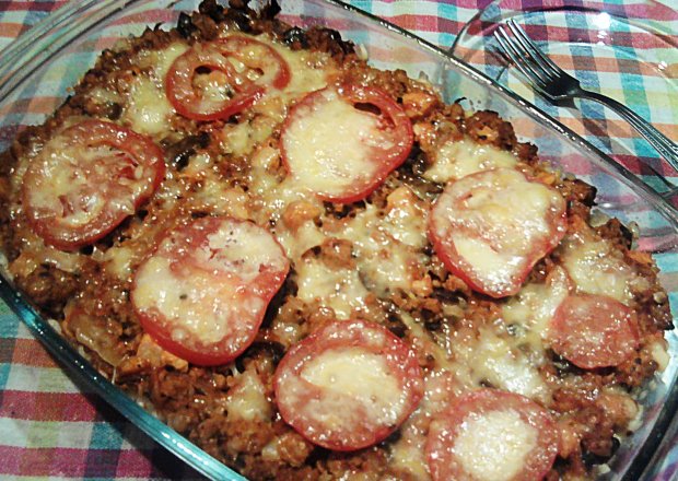 Fotografia przedstawiająca Zapiekanka makaronowa z mięsem mielonym i sosem pomidorowym