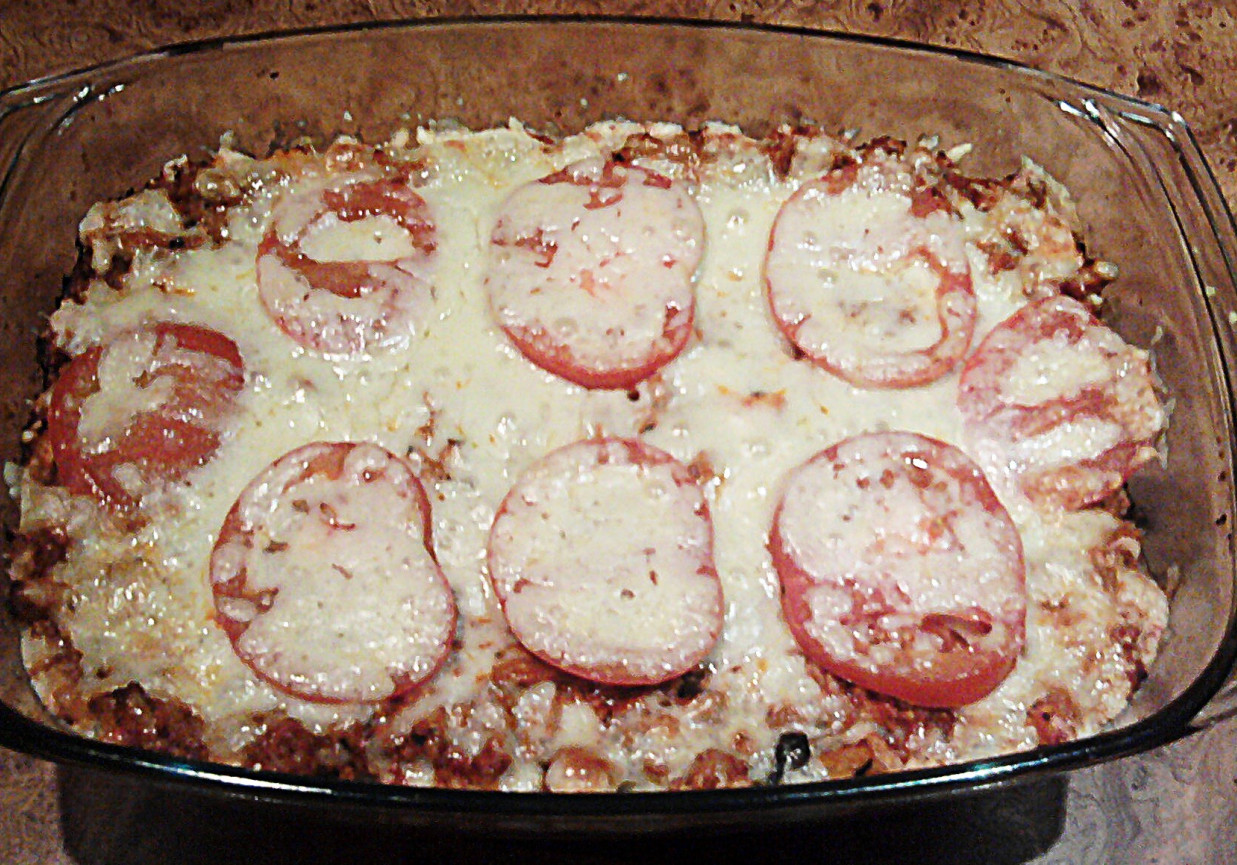 Zapiekanka makaronowa z mięsem mielonym i sosem pomidorowym foto