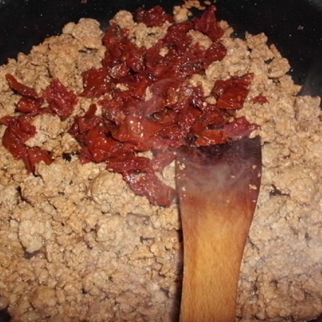 Krok 2 - Zapiekanka makaronowa z mięsem mielonym, pomidorami i fetą foto