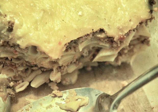 Fotografia przedstawiająca Zapiekanka makaronowa z mięsem mielonym