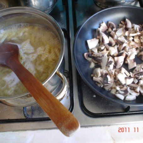 Krok 1 - Zapiekanka makaronowa z pieczarkami i przecierem pomidorowym foto