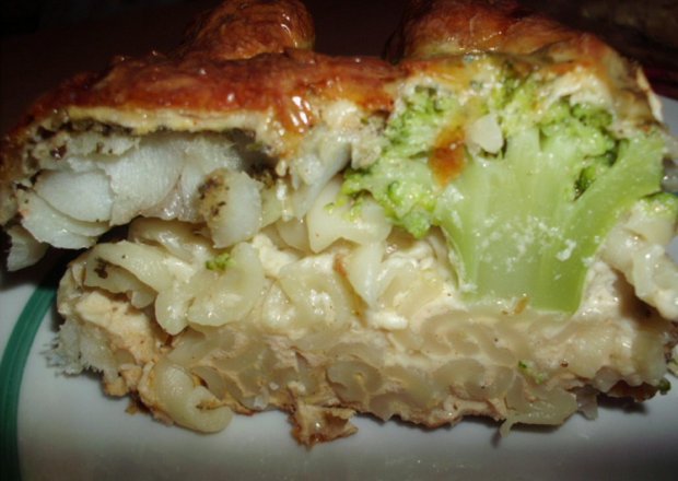 Fotografia przedstawiająca Zapiekanka makaronowa z rybą i brokułem