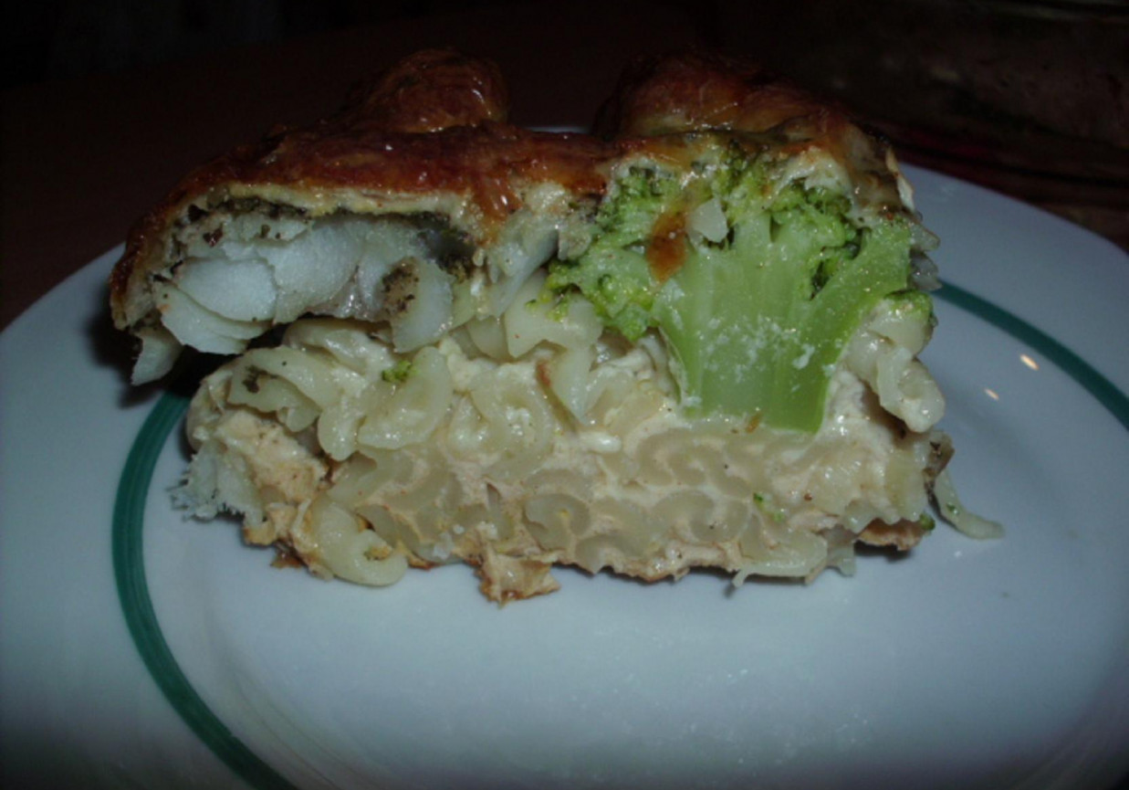 Zapiekanka makaronowa z rybą i brokułem foto