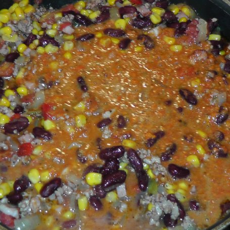 Krok 3 - Zapiekanka makaronowa z sosem pomidorowym, fasolką i kukurydzą foto