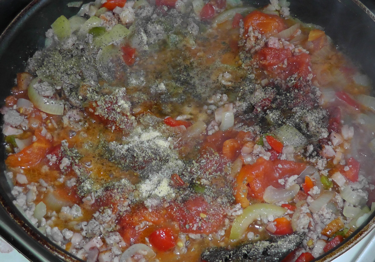 Zapiekanka makaronowa z sosem pomidorowym, fasolką i kukurydzą foto