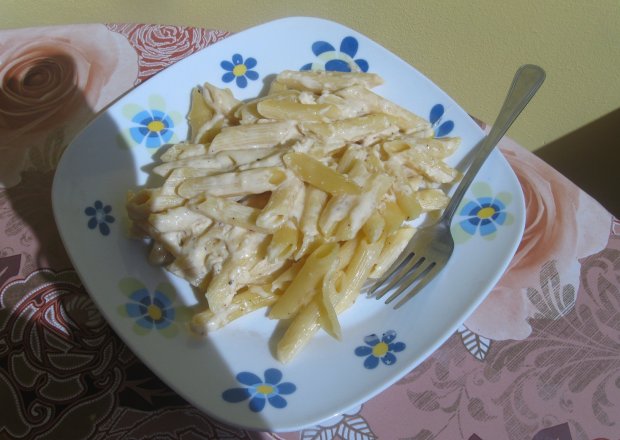 Fotografia przedstawiająca Zapiekanka makaronowa z sosem serowym