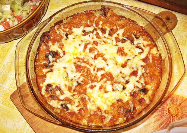 Fotografia przedstawiająca Zapiekanka makaronowa z szynką i serem