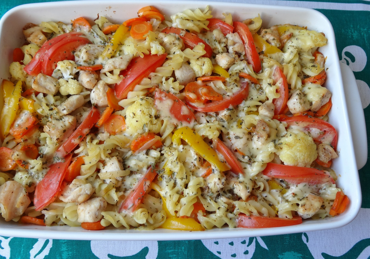 Zapiekanka makaronowa z warzywami i piersią z kurczaka foto