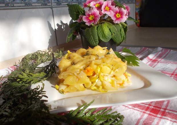 Fotografia przedstawiająca Zapiekanka makaronowa z warzywami