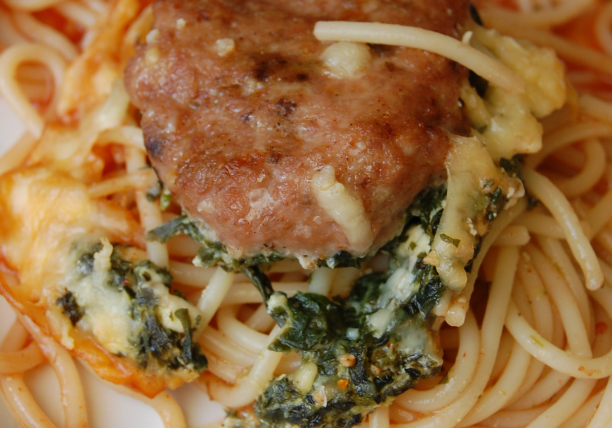 zapiekanka makaronowa z zielonymi gniazdkami foto