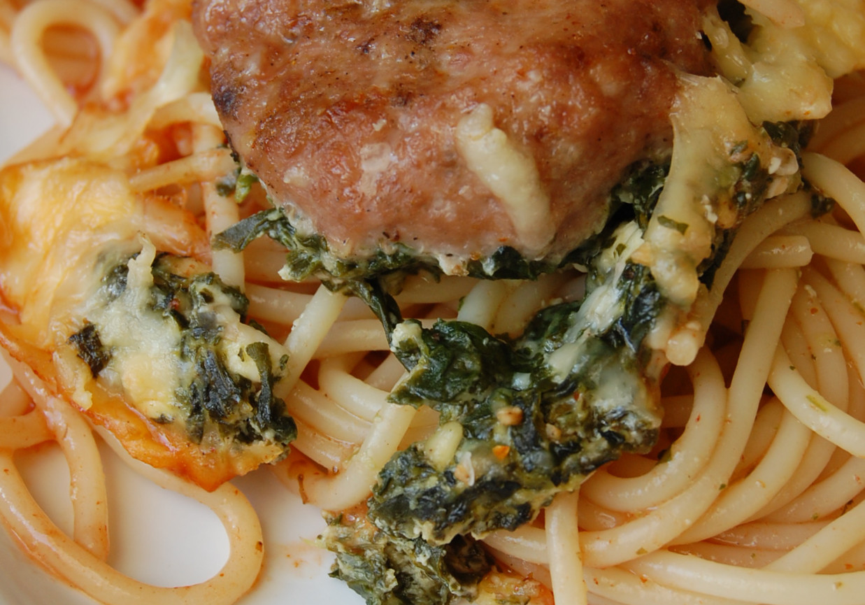 zapiekanka makaronowa z zielonymi gniazdkami foto