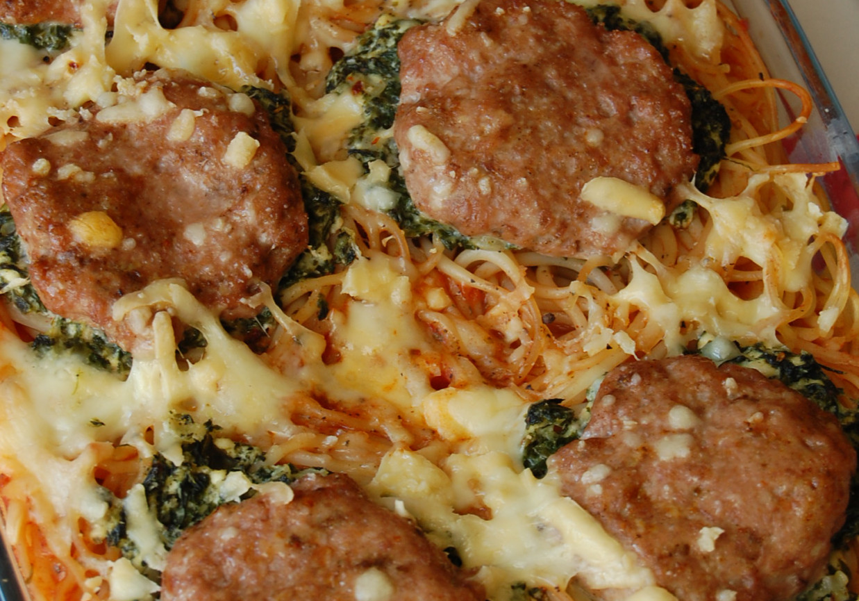 zapiekanka makaronowa z zielonymi gniazdkami foto