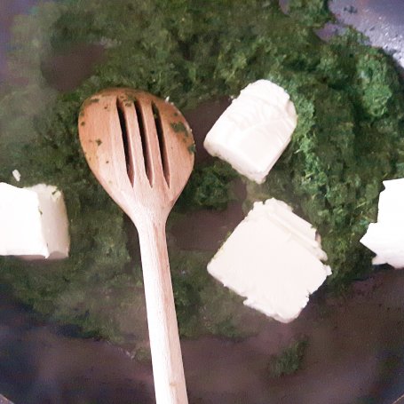 Krok 1 - Zapiekanka makaronowa ze szpinakiem, fetą, serem żółtym i kukurydzą foto