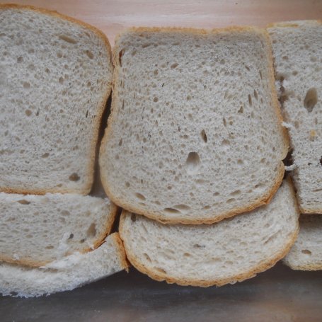 Krok 1 - Zapiekanka na czerstwym chlebie foto