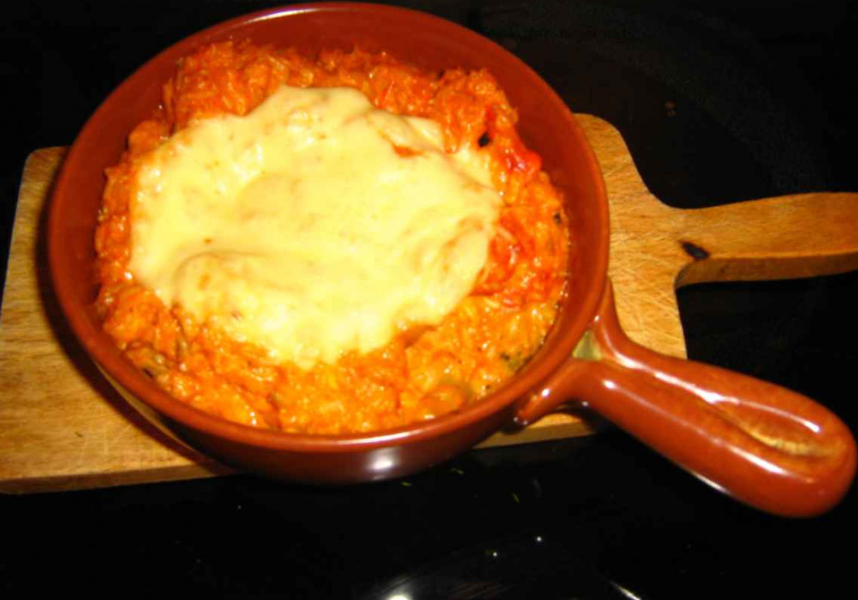 Zapiekanka pikantna na ryżu, z kurczakiem, brokułem i pomidorem foto