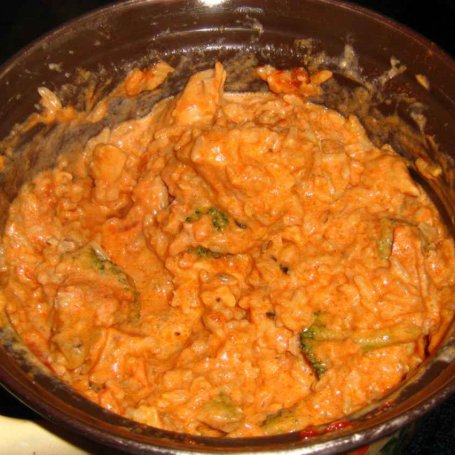 Krok 2 - Zapiekanka pikantna na ryżu, z kurczakiem, brokułem i pomidorem foto