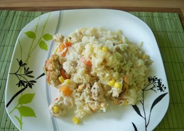 Fotografia przedstawiająca Zapiekanka ryżowa warzywna z piersią kurczaka