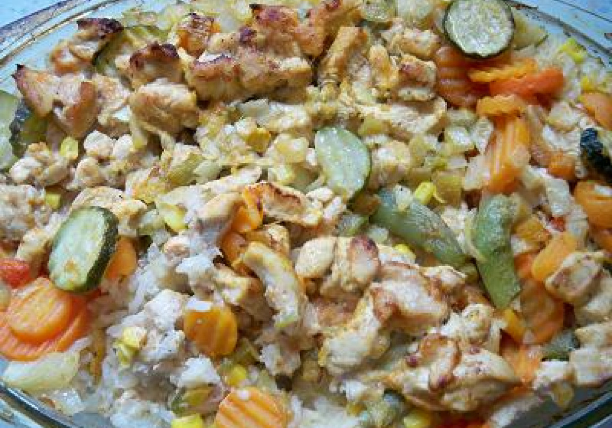 Zapiekanka ryżowa warzywna z piersią kurczaka foto