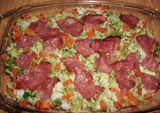 Fotografia przedstawiająca Zapiekanka ryżowa z brokułem, papryką,salami i serem