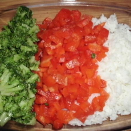 Krok 1 - Zapiekanka ryżowa z brokułem, papryką,salami i serem foto