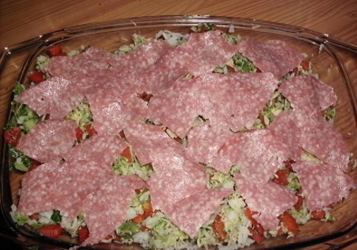 Zapiekanka ryżowa z brokułem, papryką,salami i serem foto