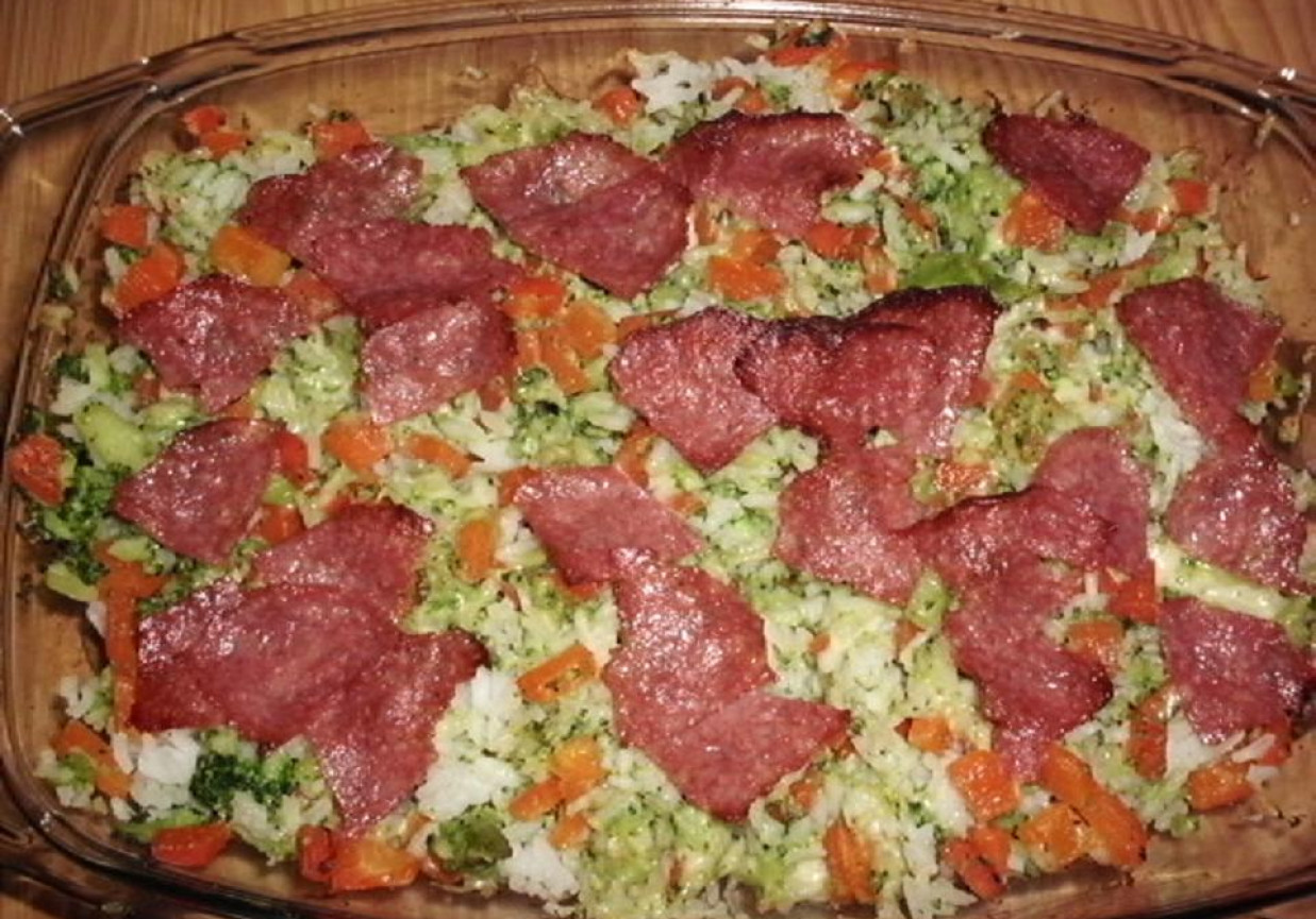 Zapiekanka ryżowa z brokułem, papryką,salami i serem foto