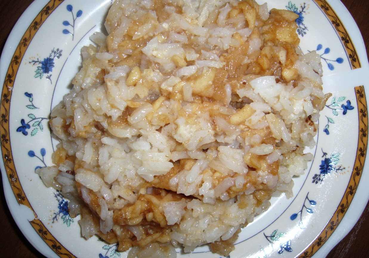 Zapiekanka ryżowa z jabłkami i cynamonem foto