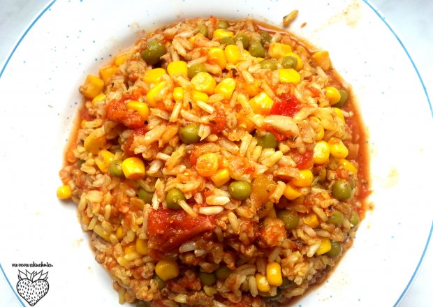 Fotografia przedstawiająca Zapiekanka ryżowa z mięsem mielonym i mieszanką warzyw