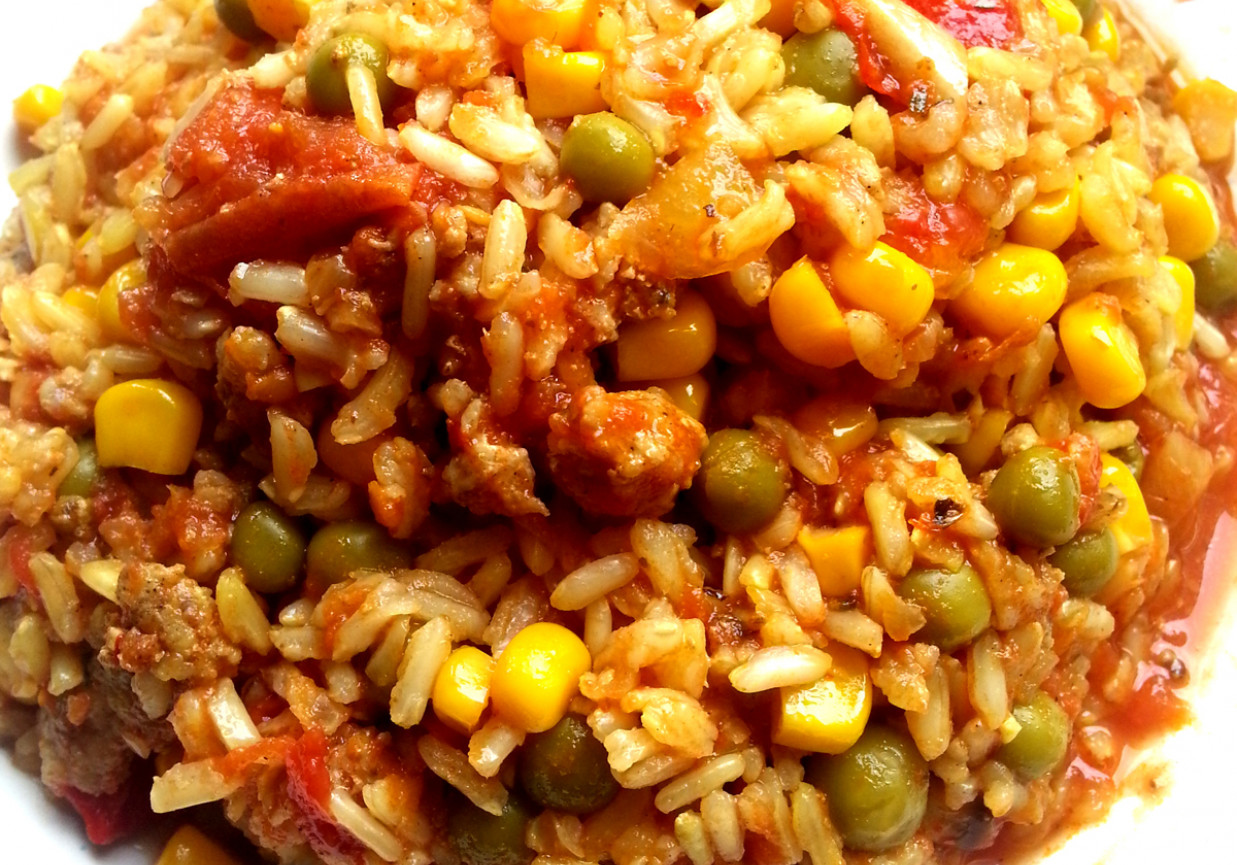 Zapiekanka ryżowa z mięsem mielonym i mieszanką warzyw foto
