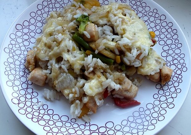 Fotografia przedstawiająca Zapiekanka ryżowo - drobiowa z warzywami