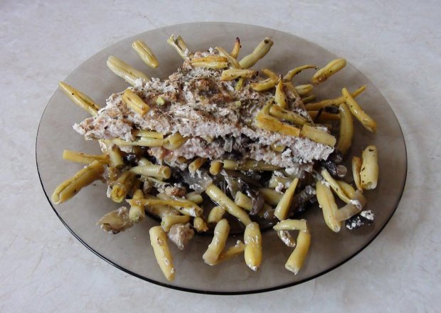 Fotografia przedstawiająca Zapiekanka szparagowo-pieczarkowa przekładana mięsem.