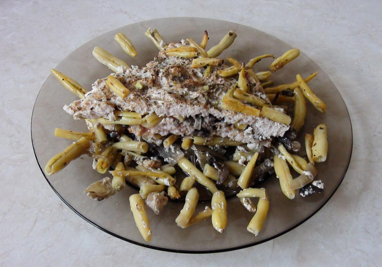Zapiekanka szparagowo-pieczarkowa przekładana mięsem. foto