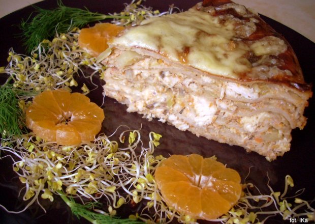 Fotografia przedstawiająca Zapiekanka - tort z naleśników gryczanych z mięsem i warzywami