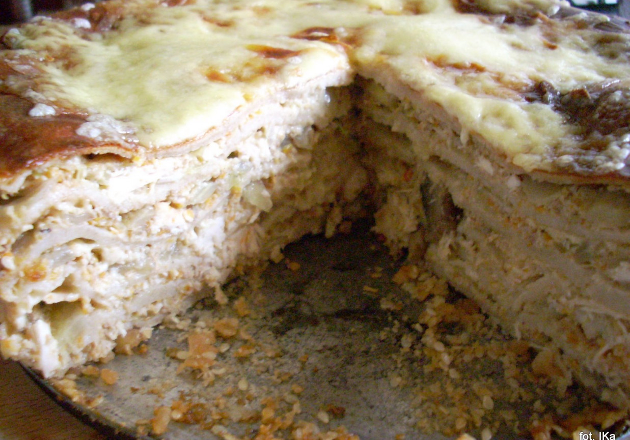 Zapiekanka - tort z naleśników gryczanych z mięsem i warzywami foto