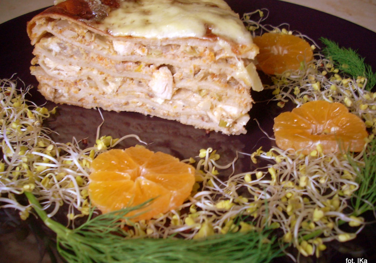 Zapiekanka - tort z naleśników gryczanych z mięsem i warzywami foto