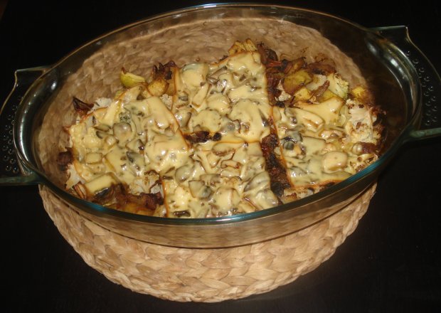 Fotografia przedstawiająca Zapiekanka warzywna z filetem i wędzonym serem