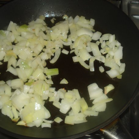 Krok 2 - Zapiekanka warzywna z filetem i wędzonym serem foto