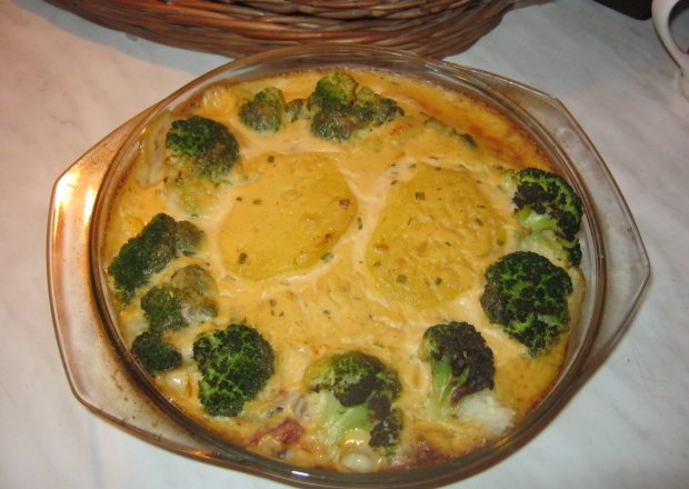 Fotografia przedstawiająca Zapiekanka warzywna z szynką i serem