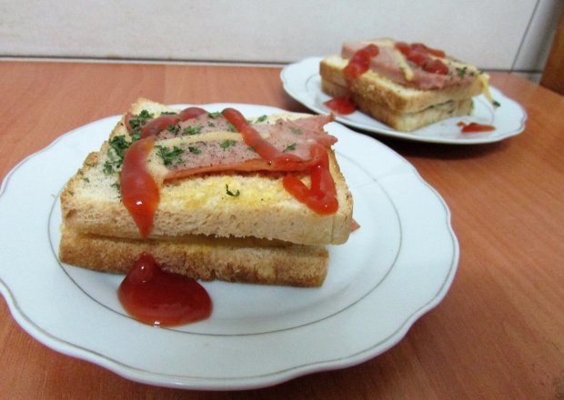 Fotografia przedstawiająca Zapiekanka z chleba tostowego