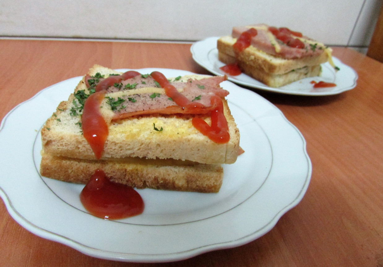 Zapiekanka z chleba tostowego  foto