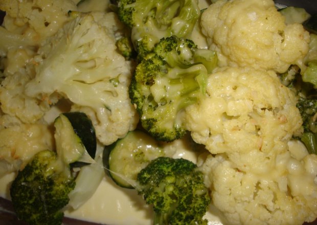 Fotografia przedstawiająca Zapiekanka z cukinii, kalafiora i brokuła.