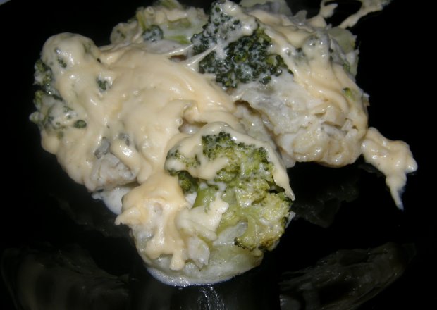 Fotografia przedstawiająca zapiekanka z dorsza z ziemniakami i brokułami