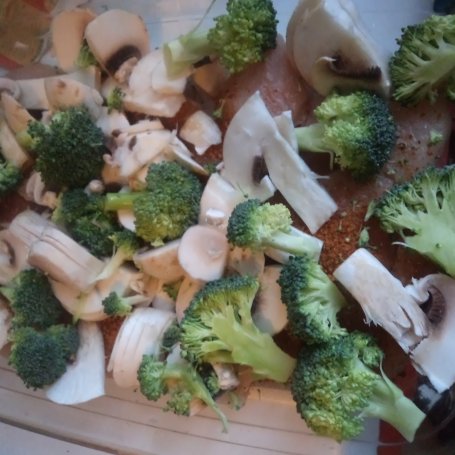 Krok 3 - Zapiekanka z filetem z kurczaka -pieczarkami i brokułem - camembetem wzbogacona :) foto