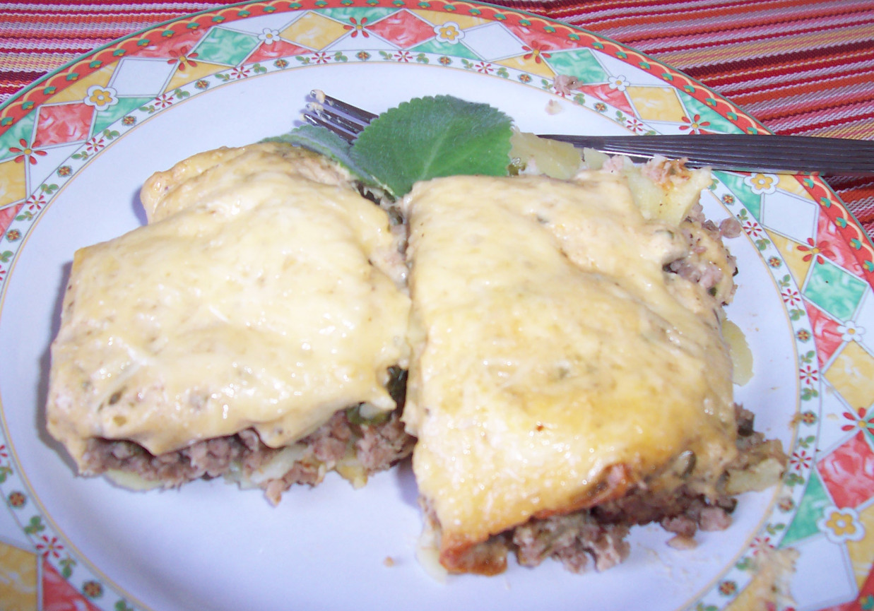 Zapiekanka z grillowanym mięsem foto