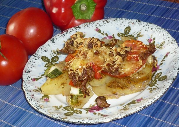 Fotografia przedstawiająca Zapiekanka z gyrosem, pomidorem i ziemniakami