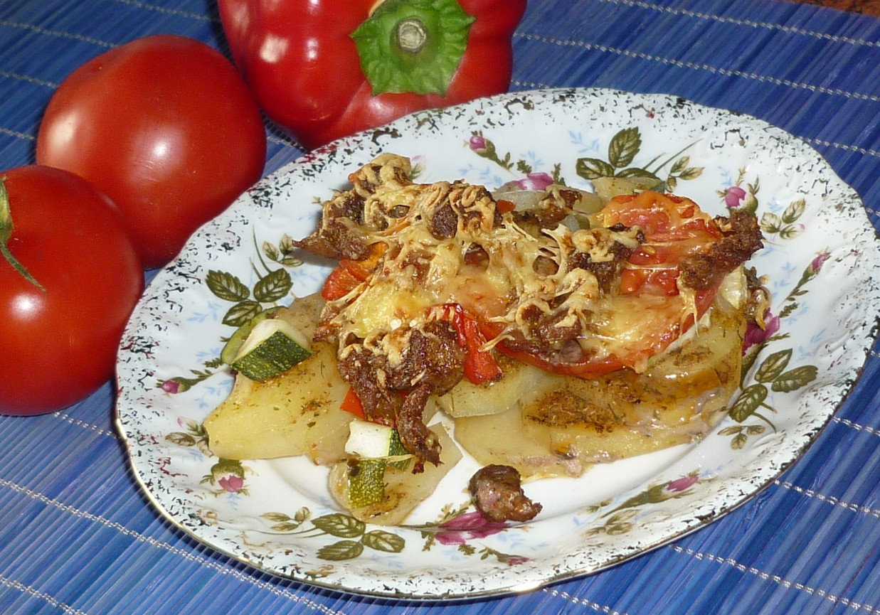 Zapiekanka z gyrosem, pomidorem i ziemniakami foto