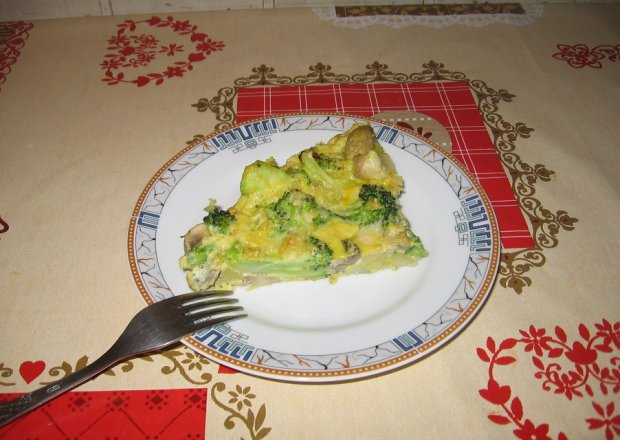 Fotografia przedstawiająca Zapiekanka z jajek, brokułów  i pieczarek