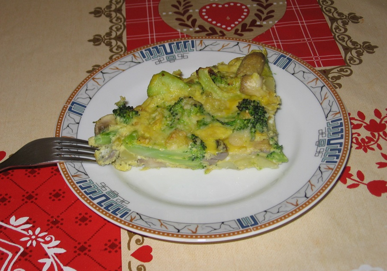 Zapiekanka z jajek, brokułów  i pieczarek foto