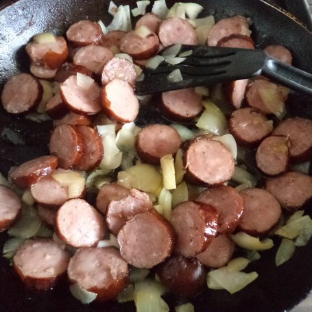 Krok 3 - Zapiekanka z kiełbasą i ziemniakami - serkiem Brie wzbogacona :) foto